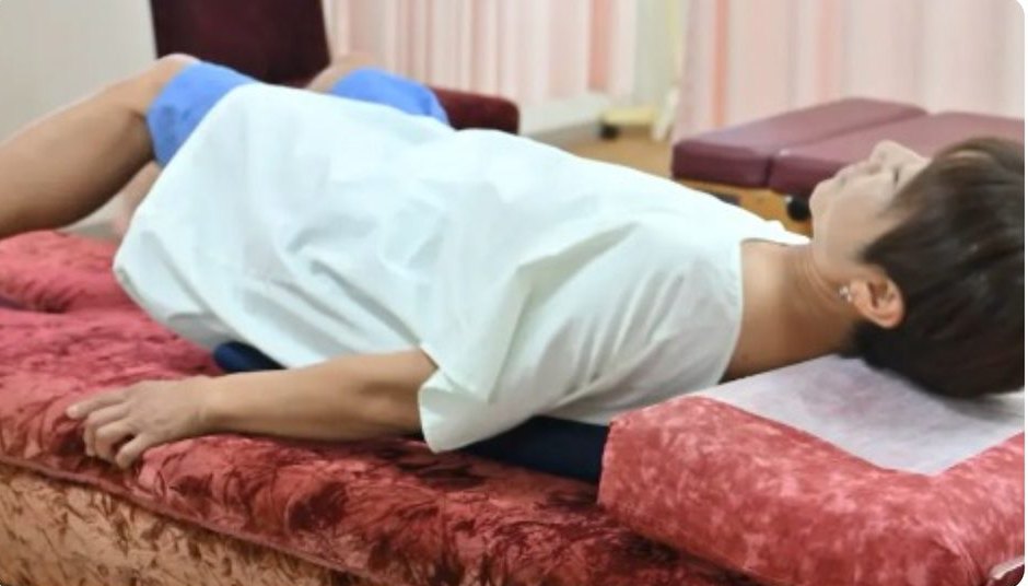 ゆがまーずの上であお向けに昼寝をしている様子