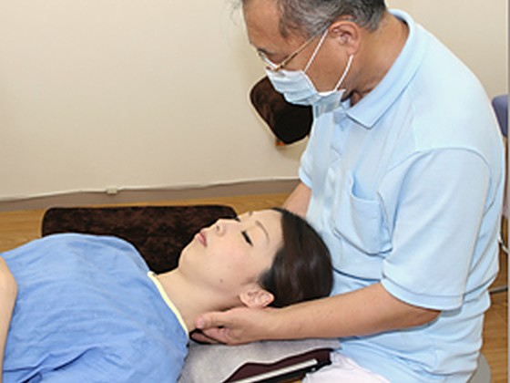 首まわりの施術の様子